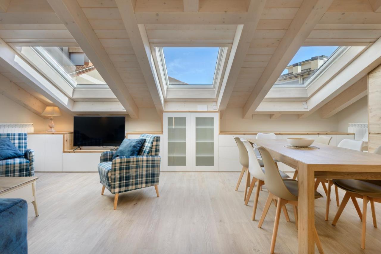 Apartamentos La Muralla De Хака Екстериор снимка