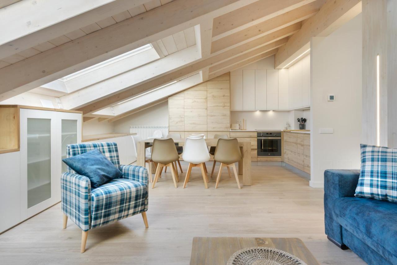 Apartamentos La Muralla De Хака Екстериор снимка