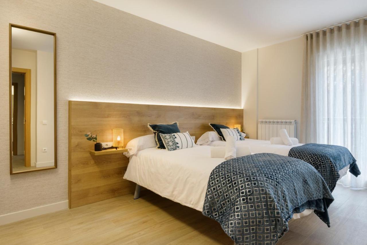 Apartamentos La Muralla De Хака Екстериор снимка