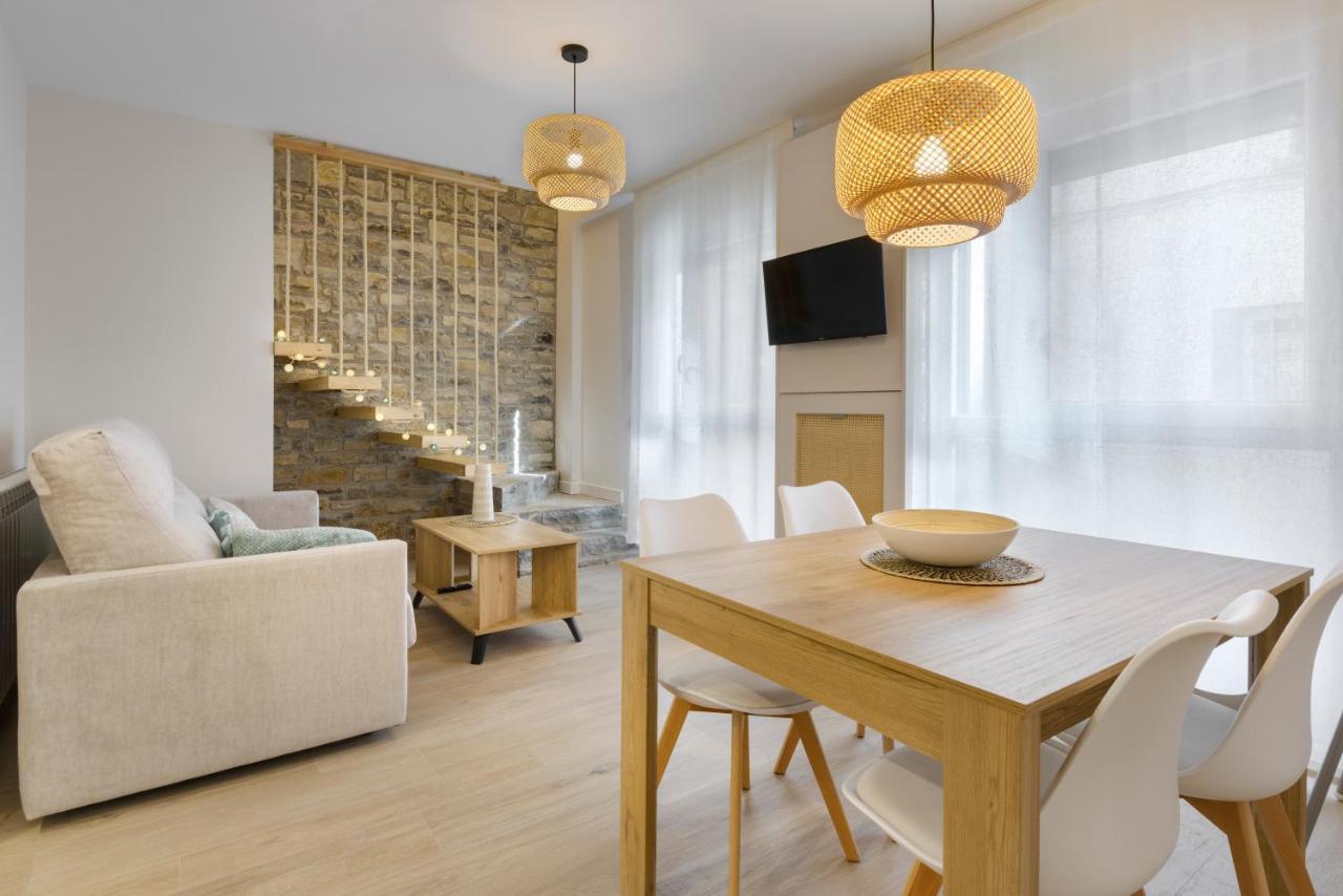 Apartamentos La Muralla De Хака Екстериор снимка