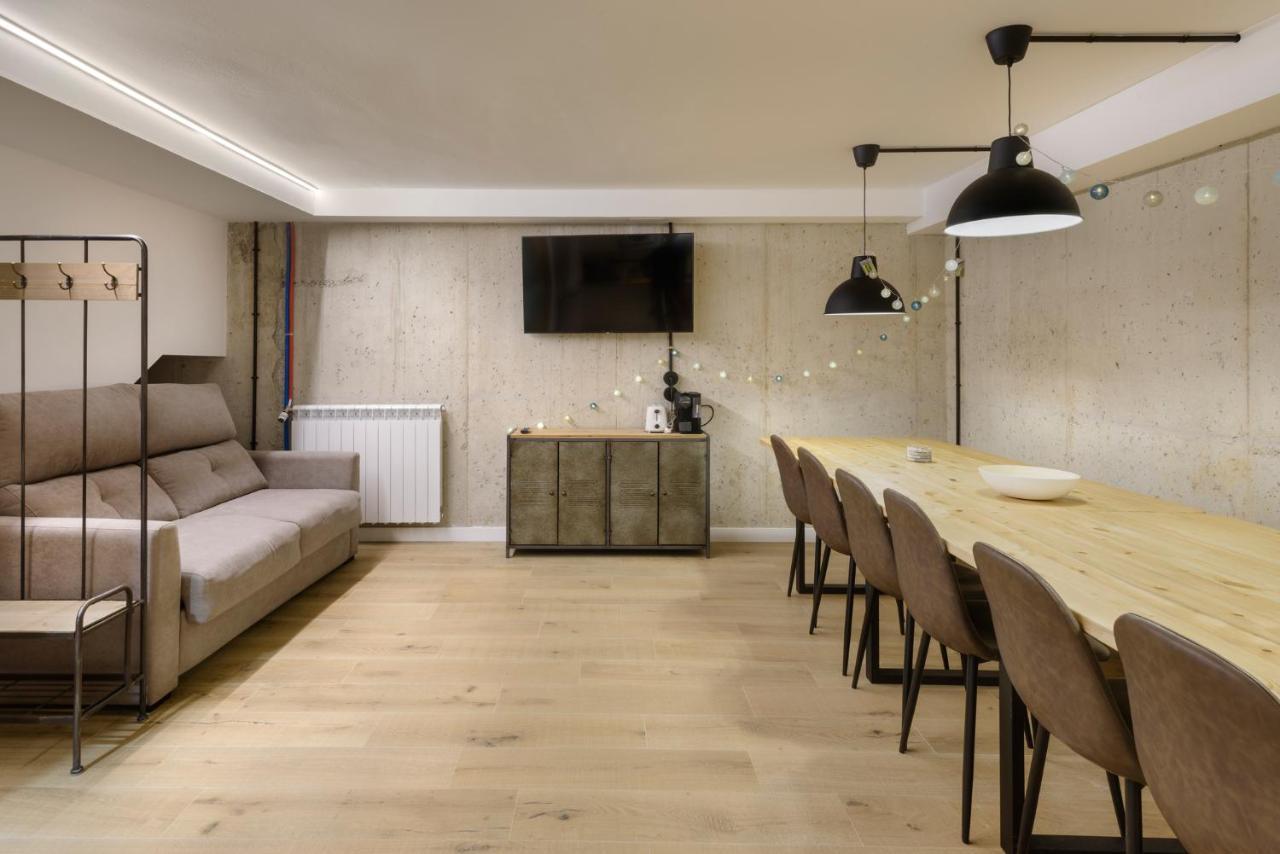 Apartamentos La Muralla De Хака Екстериор снимка